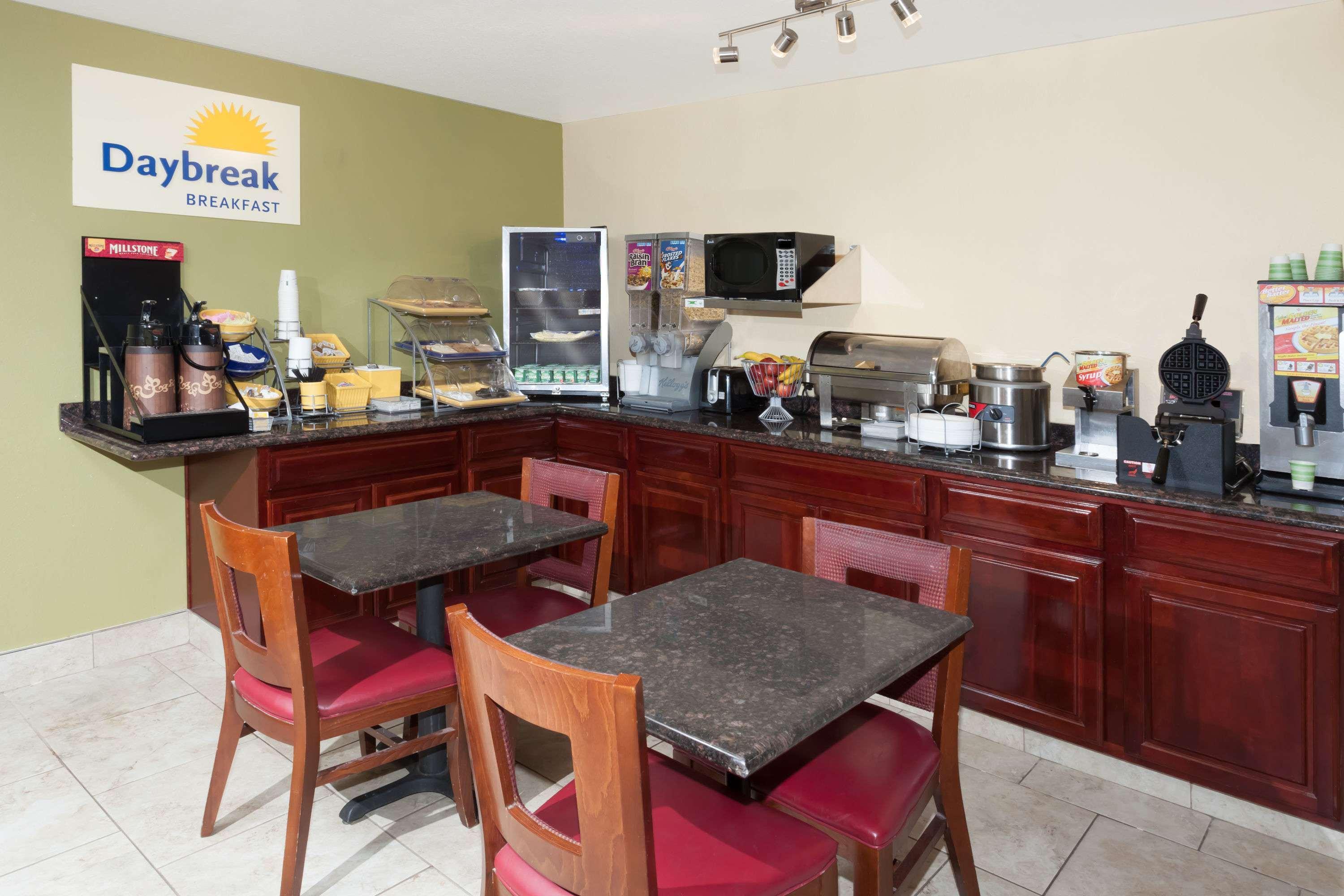 Days Inn By Wyndham Springfield Esterno foto