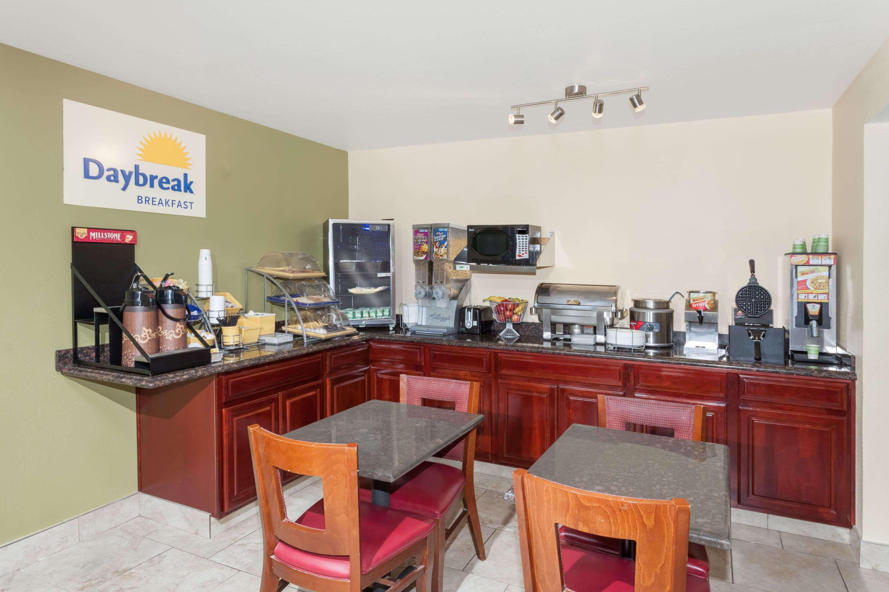 Days Inn By Wyndham Springfield Esterno foto