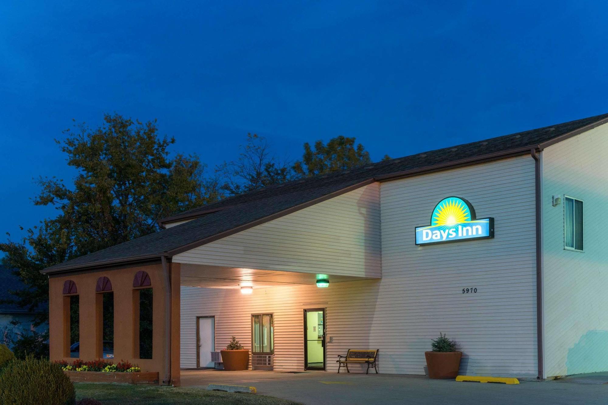 Days Inn By Wyndham Springfield Esterno foto
