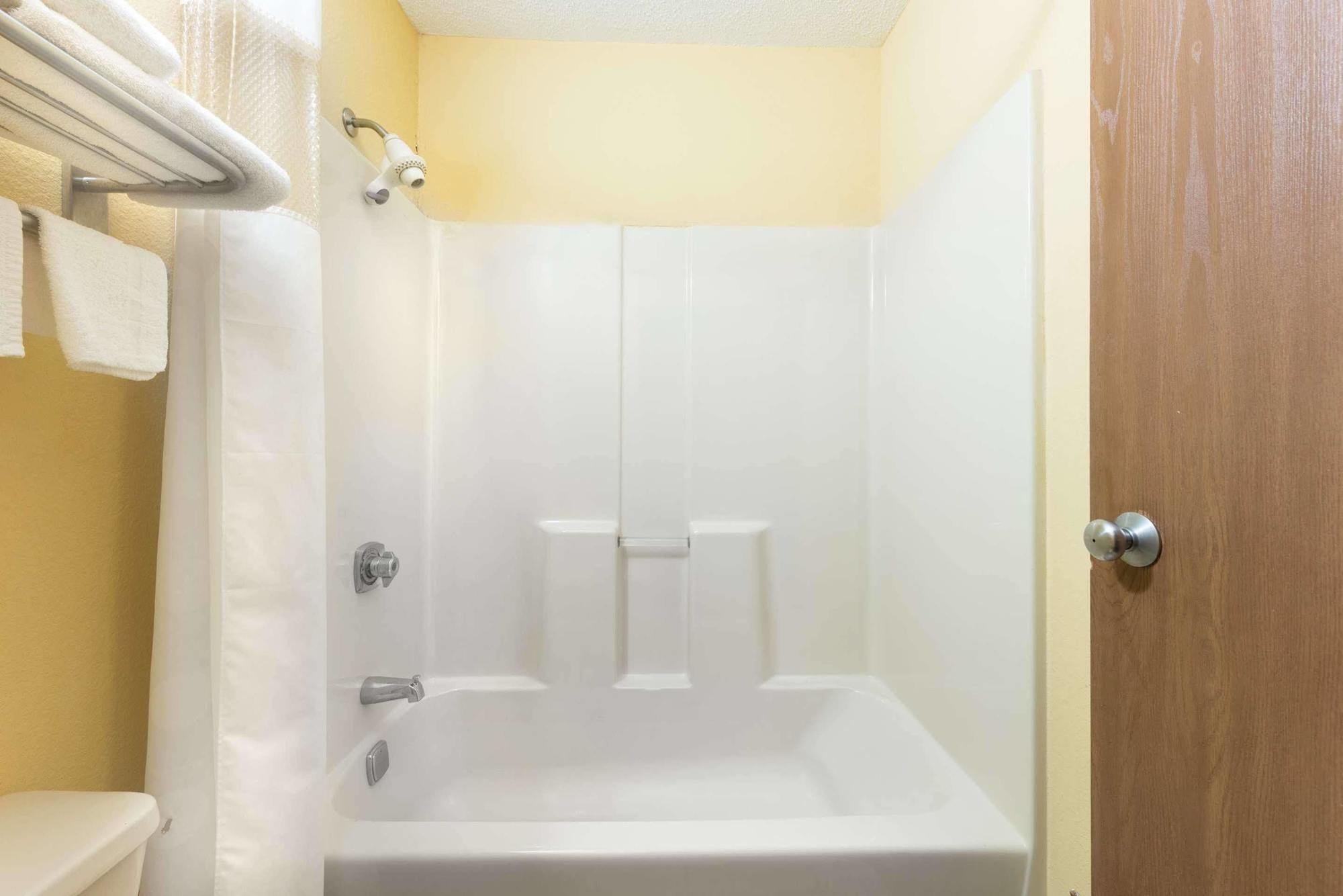 Days Inn By Wyndham Springfield Esterno foto