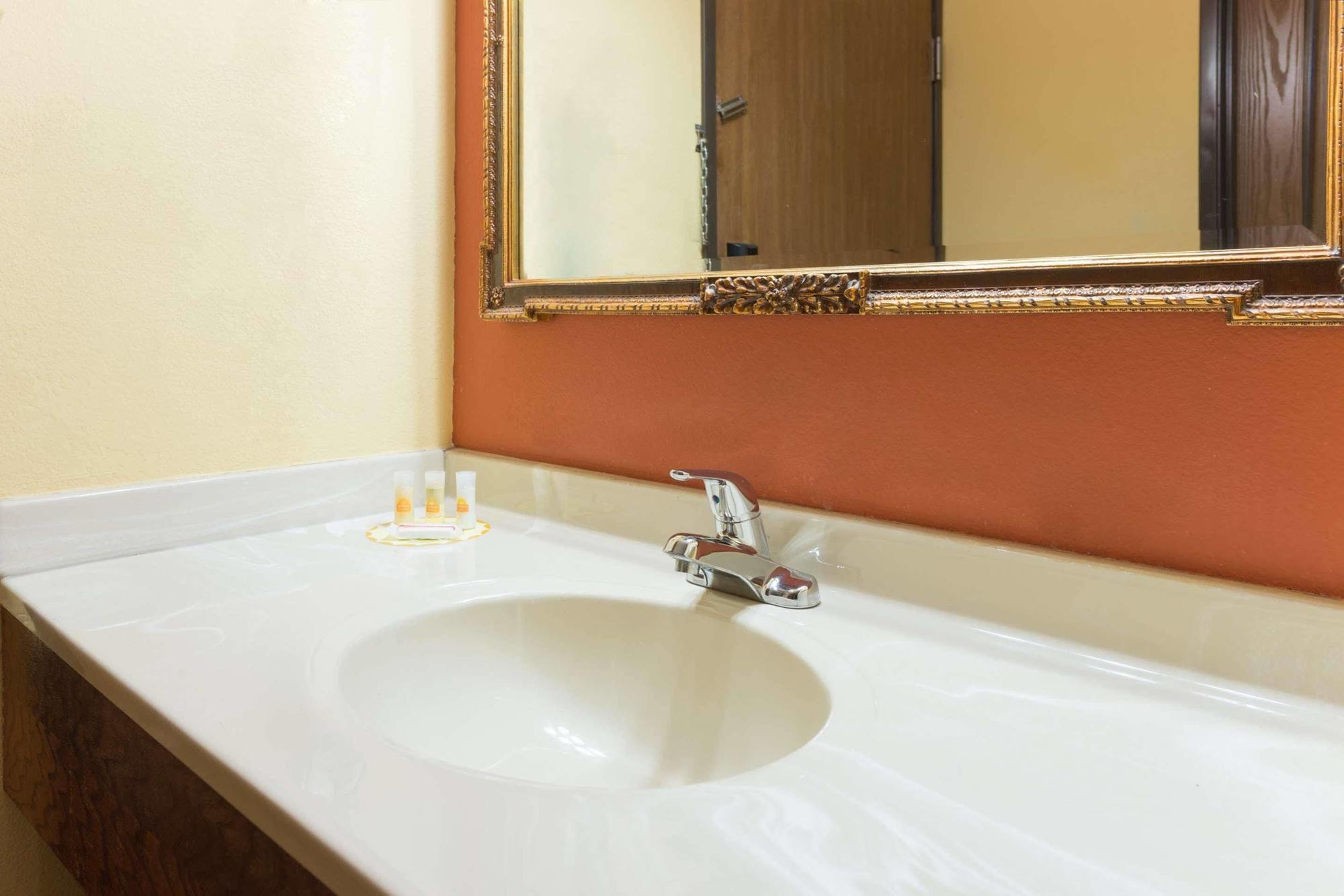 Days Inn By Wyndham Springfield Esterno foto