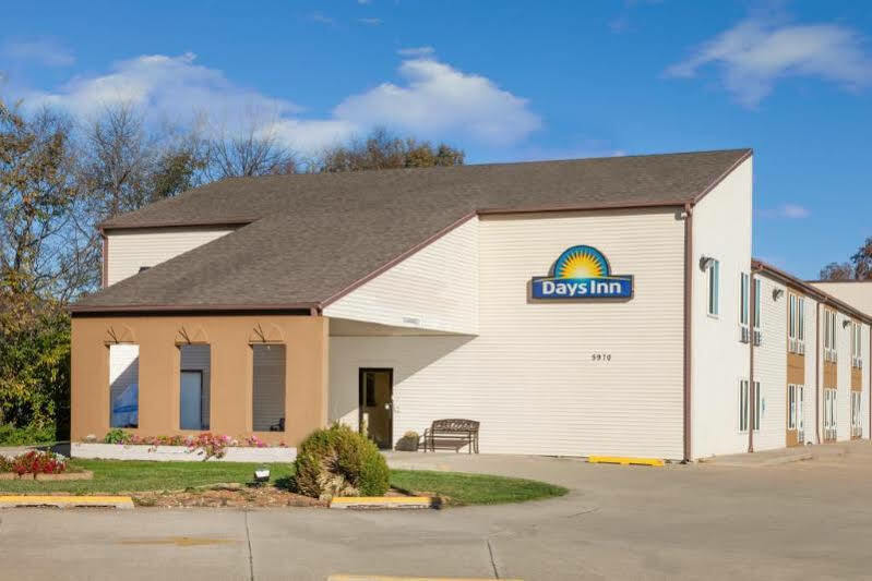 Days Inn By Wyndham Springfield Esterno foto
